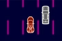 Bilkjøring i toppfart på motorvei opplyst av neonlys