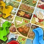 Fargerike, gåseformede spillbrikker plassert på illustrerte firkanter med naturmotiv