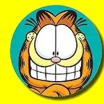 Tegneseriefiguren Garfield smiler bredt med store øyne og oransje pels, mot en turkis bakgrunn