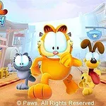 Garfield, en grå katt og en gul hund løper gjennom en fargerik bygate med kaktus og bygninger i bakgrunnen