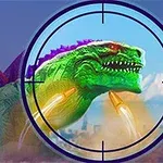 En gigantisk, grønn dinosaur med røde øyne og lilla detaljer blir siktet på i et kikkertsikte, med en by og et fjell i bakgrunnen