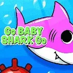 Rosa babyhai med store øyne svømmer under vann nær røde miner, med teksten Go BABY SHARK Go skrevet i grønt