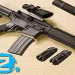 Svart rifle med kikkertsikte og tilbehør plassert på en lys overflate, med et blått nummer 2 i venstre hjørne
