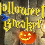 Teksten Halloween Breaker i gule bokstaver over en lykt og et gresskar med utskåret ansikt