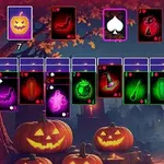Kortspill med Halloween-tema foran en bakgrunn med gresskar, trær og måneskinn