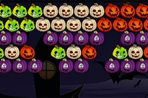 Rader med fargerike Halloween-gresskar med ulike ansiktsuttrykk mot en mørk bakgrunn med silhuetten av et hus og flygende flaggermus