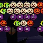 Rader med fargerike Halloween-gresskar med ulike ansiktsuttrykk mot en mørk bakgrunn med silhuetten av et hus og flygende flaggermus