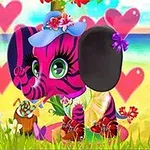 En fargerik, tegneserie-elefant med rosa og lilla striper sitter i en blomstereng med hjerter rundt seg