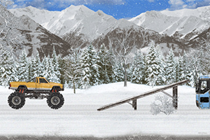 En gul monstertruck på en snødekt vei med bakgrunn av snødekte fjell og trær