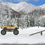 En gul monstertruck på en snødekt vei med bakgrunn av snødekte fjell og trær