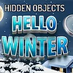 Fullmåne skinner over et snødekket landskap med trær, hus, og en forstørrelsesglassgrafikk under teksten HIDDEN OBJECTS HELLO WINTER