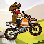En tegnet karakter med cowboyhatt og rødt skjerf kjører en oransje motorsykkel i et landskap med hus og åser i bakgrunnen