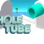 Teksten HOLE TUBE står foran et hvitt og blått landskap med en grønn rørstruktur og en palme i bakgrunnen