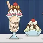 To høye iskremsundae med pynt, krem og kirsebær, sammen med en mindre dessert i bakgrunnen, plassert mot en blå bakgrunn