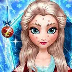 En blond kvinne med blå øyne og fregner i ansiktet, omgitt av glitrende julepynt og isblå bakgrunn