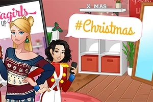 To an kvinne med blondt hår og en annen med mørkt, krøllete hår står i et julepyntet rom med et speil og en plakat med teksten #Christmas