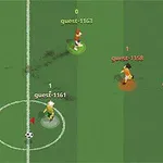 Top-down visning av et fotballspill med animerte figurer i grønt og oransje på en gressbane