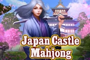 Kvinne med grått hår i en lilla kimono holder et sverd foran et japansk slott omgitt av kirsebærtrær