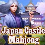 Kvinne med grått hår i en lilla kimono holder et sverd foran et japansk slott omgitt av kirsebærtrær