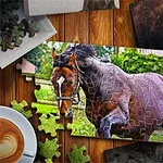 Et puslespill med et bilde av en galopperende brun hest, omgitt av spredte puslespillbrikker og en kopp kaffe
