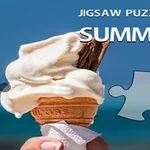 En hånd som holder en iskjeks med vaniljeis og sjokoladebit foran en blå bakgrunn med teksten Jigsaw Puzzle: Summer