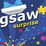 Teksten Jigsaw surprise vises på en blå bakgrunn med fargerike puslespillbiter spredt rundt