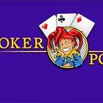 Joker med rød hatt foran tre spillkort mot en lilla bakgrunn med teksten Joker Poker