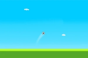 Fotball i luften mot en blå himmel med skyer og grønn bakke