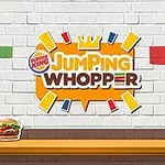 Burger King Jumping Whopper-logo på en murvegg med fargerike murstein og en hamburgermeny på en hylle