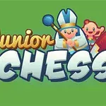 Tegneserieillustrasjon av en biskop og et barnetegn ved siden av en rød hest på en grønn bakgrunn med teksten Junior Chess
