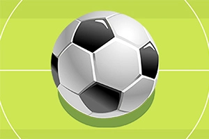 En fotball med svart-hvitt mønster på en grønn bane