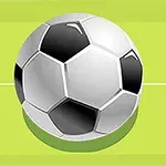 En fotball med svart-hvitt mønster på en grønn bane
