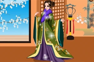 En kvinne i en tradisjonell grønn og lilla kimono står i et rom med orientalske dekorasjoner og et vindu som viser et blomstrende tre