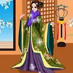 En kvinne i en tradisjonell grønn og lilla kimono står i et rom med orientalske dekorasjoner og et vindu som viser et blomstrende tre