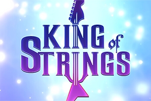 Tekst King of Strings i lilla og blå nyanser mot en lys, stjernespekket bakgrunn, med en gitarform integrert i bokstavene