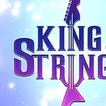 Tekst King of Strings i lilla og blå nyanser mot en lys, stjernespekket bakgrunn, med en gitarform integrert i bokstavene