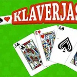 Fire spillkort med ulike symboler og bokstaver, arrangert på en grønn bakgrunn med teksten Klaverjassen over