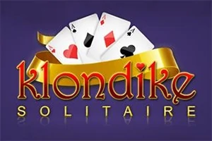 Fire spillkort med symboler på en lilla bakgrunn med et gult bånd og teksten Klondike Solitaire