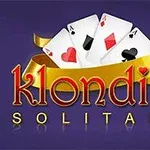 Fire spillkort med symboler på en lilla bakgrunn med et gult bånd og teksten Klondike Solitaire