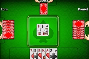 Et digitalt kortspillbord med fire spillere, hvert med en bunke kort og diverse synlige spillkort i midten