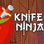 En kniv kastet inn i en tomat på en trebakgrunn ved siden av teksten Knife Ninja