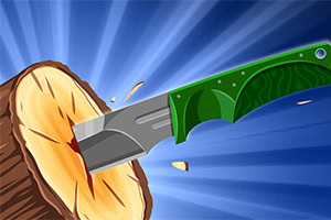 En grønn kniv kaster seg inn i en trebukk med sprutende fliser mot en blå strålende bakgrunn