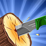 En grønn kniv kaster seg inn i en trebukk med sprutende fliser mot en blå strålende bakgrunn