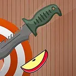 Kniv kastet mot en blink med oppdelte eplebiter rundt