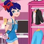 En tegnet jente med blått hår og en rød sløyfe står foran en rosa garderobe fylt med klær, inkludert jakker, topper og shorts