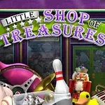 Butikkfasade med skiltet Little Shop of Treasures og diverse gjenstander som flamingo, bowlingkjegle, byste og nøtteknekker