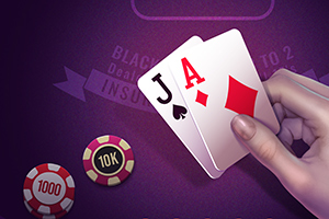 En hånd holder en blackjack-hånd med en kløveress og en spar-jack foran en bakgrunn med sjetonger av verdi 1000 og 10K