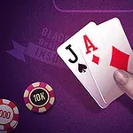 En hånd holder en blackjack-hånd med en kløveress og en spar-jack foran en bakgrunn med sjetonger av verdi 1000 og 10K