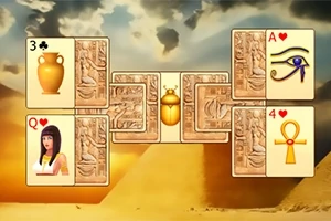 Spillekort med egyptiske temaer og symboler vises mot en bakgrunn av pyramider og himmel