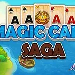 Fire spillkort med ess og symboler vises over teksten Magic Card Saga foran en fargerik sjørøverskute på havet